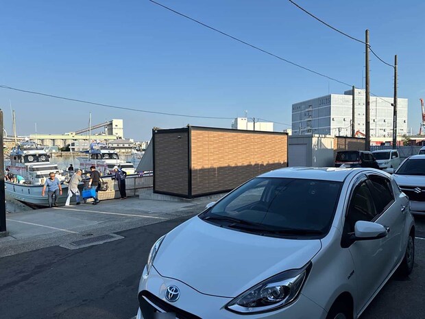 船着場へは来た道を少し戻ってすぐ。 ©釣りビジョン