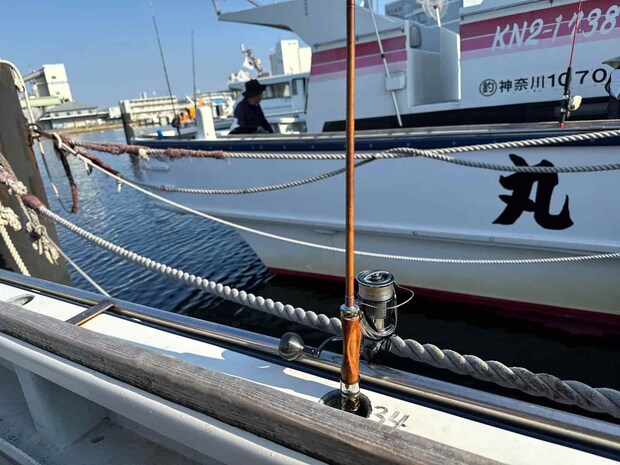 船縁の穴に竿を立てて釣座を確保。 ©釣りビジョン