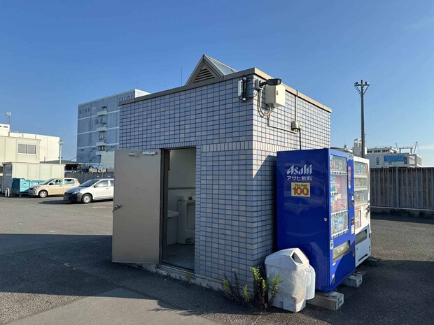 港内にあるトイレと自動販売機、飲料は多めに。 ©釣りビジョン