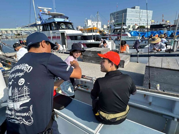 希望者には船長が釣り方をレクチャー。 ©釣りビジョン