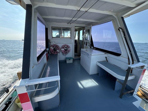 操舵室の後部にある屋根付きデッキ、涼しく休憩に最適。 &copy;釣りビジョン