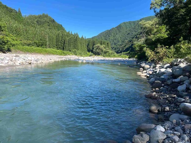 オススメ頂いた上流のポイントは先行者なし！雲一つない青空が広がっていた！相変わらず素晴らしいロケーション！ ©釣りビジョン