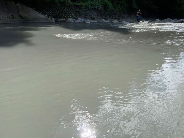 夕マヅメを前にみるみる濁りが・・・石もすっかり見えなくなってしまった。 &copy;釣りビジョン