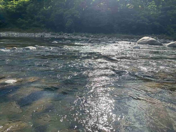 陽射しが眩しい～！この陽が当たる場所で追いが良い！ &copy;釣りビジョン