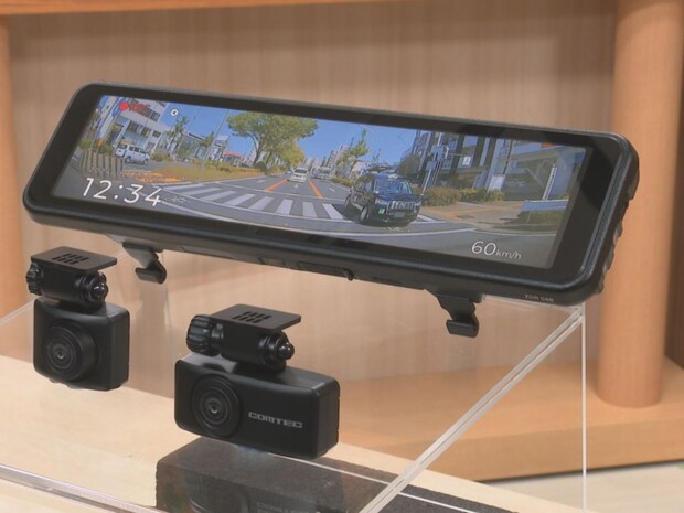 <b>ZDR048</b>
■スペック／電源電圧：DC12V、最大消費電流：通常時：680mA以下/スーパーキャパシタ充電時・1000mA以下、本体サイズ（mm）：《液晶本体》
258（W）×72.5（H）×22.1（D）《フロントカメラ》59.5（W）×26（H）×23.4（D）（付ステー装着時）59.5（W）×44.8（H）×23.4（D）《リヤカメラ》38（W）×30（H）×27.3（D）（取付ステー装着時）38（W）×48.7（H）×27.3（D）、動作温度範囲：-10℃〜60℃