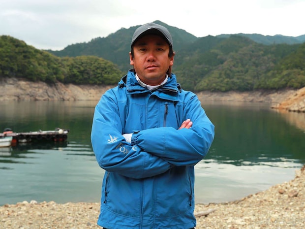 日米の様々なタイトルを獲得している最強トーナメンター青木大介。池原ダムは通いなれたフィールドらしく、過去に50UPが釣れなかった取材はないそうだ。今回は、春の池原ダム決戦、得意のサイトフィッシングは炸裂するのだろうか？ ©釣りビジョン