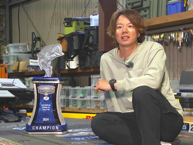 伊藤巧選手は艇庫でコメント撮影を実施。バスマスターエリートシリーズの優勝者に贈られるブルートロフィーやセンチュリークラブベルト（1試合で100lb以上釣った選手のみに贈呈されるベルト）を見せてもらった。あらためて凄い選手が出場してくれた事に感謝である。 &copy;釣りビジョン