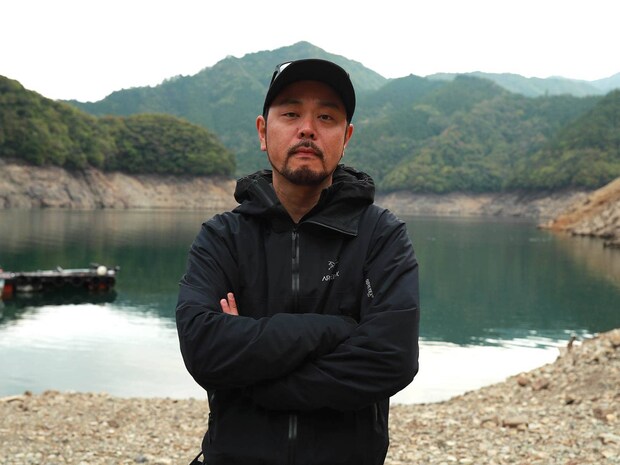 金森隆志と言えば、バス釣り界きっての理論派で全国各地のビッグバスをMake？！する男。今回のフィールド、池原ダムは初挑戦だそうだが、だからこそ試したいことが沢山あるという。どんな釣りを見せてくれるのかに期待して欲しい。 ©釣りビジョン