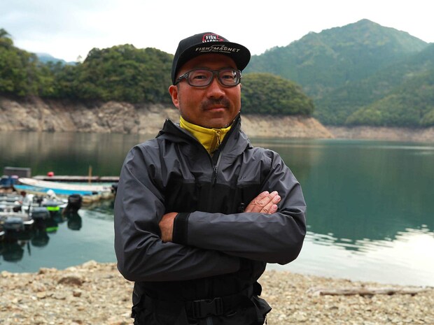 担当ディレクターが〝目玉〟と推すのは、最強インフルエンサー、秦拓馬。長らく国内の対決企画は、解説者として立場を貫いてきたが、満を持してアングラーとして復帰。これまで様々なメディアで映像映えする釣りを見せてきたダウザー俺達。に期待せずにはいられない。ド派手なフィッシングスタイルに注目だ！！ ©釣りビジョン