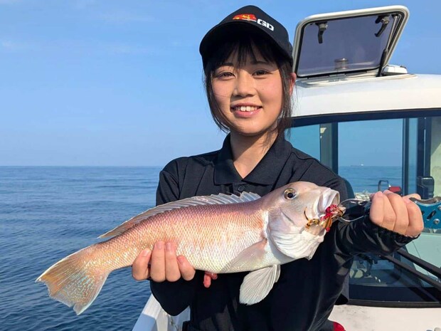 良型シロアマダイを釣り上げた朝日さん。なんと、この日の竿頭！ ©釣りビジョン