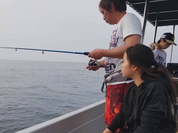 小学生の朝日さんとお父さん。当時はよく一緒に釣りに行っていたそうだ。 ©釣りビジョン