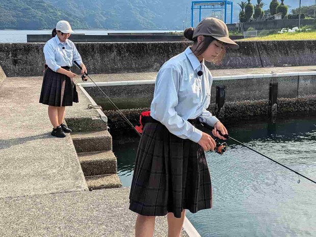 放課後は制服のまま、女子2人でオカッパリ！ ©釣りビジョン
