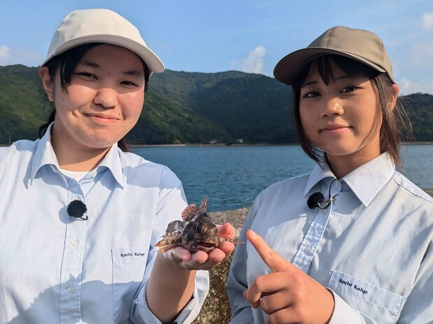 カサゴを釣って仲良く記念撮影！ ©釣りビジョン