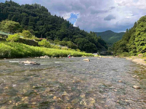 おじちゃんおすすめのポイントで！点在するアオノロを縫う様にオトリを泳がせる。 ©釣りビジョン