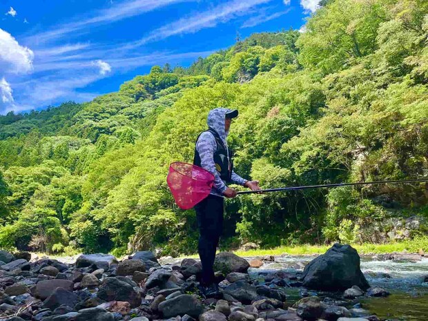 皆苦戦の中一番に鮎を掛けたアニキ！釣れない時でもキッチリ掛けてくる。 ©釣りビジョン