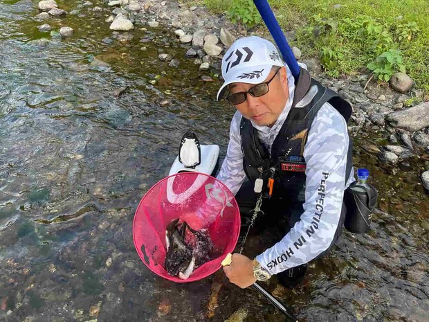 強い引きを楽しみ大満足！ ©釣りビジョン