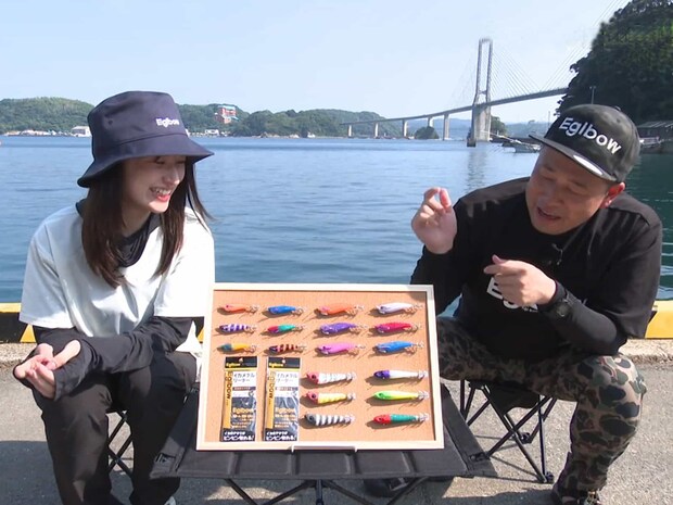わたななこと渡邉菜々（左）と、海外でのイカメタル普及にも取り組む青木ダイスケ（右）。青木氏がプロデュースに携わる「Egibow」を使用してカラーローテーションについて講義。『発見！すごかby九州 #30』の一幕。©釣りビジョン