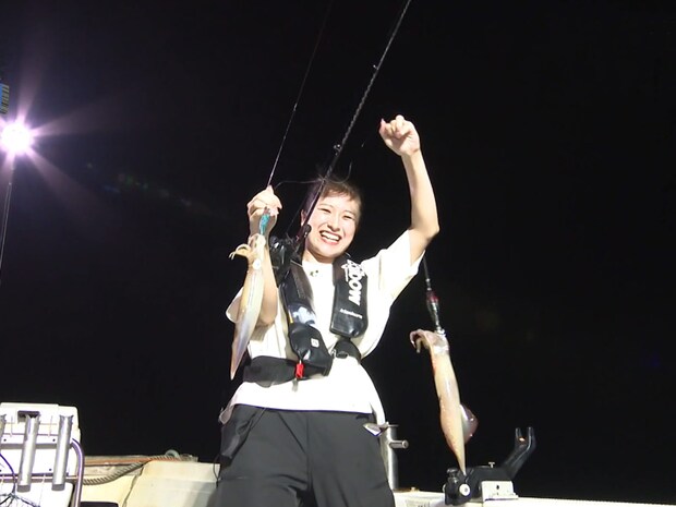 赤のドロﾂパーに当たらなくなり、赤緑へカラーチェンジすると効果テキメン！すぐにダブルヒットへと持ち込んだ！©釣りビジョン