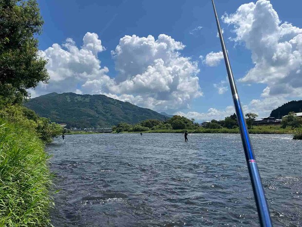 こんなポイントから！みんなの背中側を釣る！水深の浅い流れが続いていた。 ©釣りビジョン