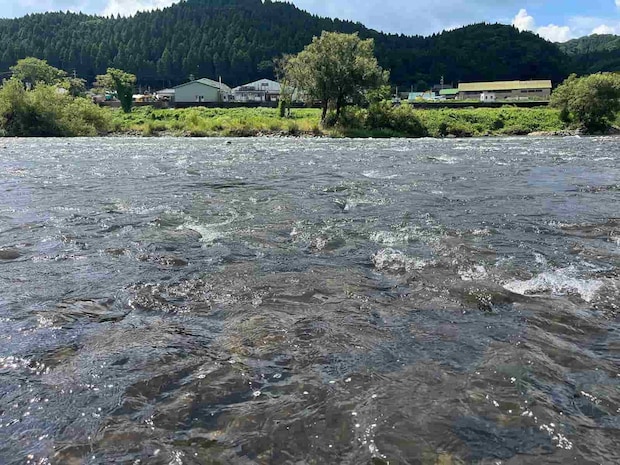 鳴鹿堰堤下流はこのようなザラ瀬広がる。 ©釣りビジョン