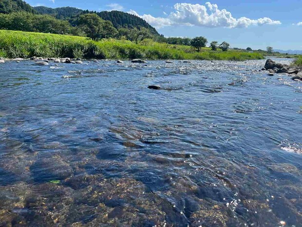 午後のスタートは浅場の肩から！鮎の跳ねも多く見られる。 &copy;釣りビジョン