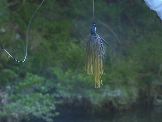 こちらは今回用意してきた秘策ルアー“モグラスイムジグ”。トレーラーはワームではなく、プロトのロングスカートをセットすると言う。プラで7匹のビッグバスをキャッチしたというこの秘策ルアーで、大又川のロクマルを仕留める事が出来るのか？ &copy;釣りビジョン