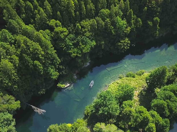 メインパターンは、数多くのロクマル、ナナマルモンスターが目撃されている七色ダム屈指の実績ポイント、大又川最上流でのサイトフィッシングである。前日プラクティスでは、何匹かのロクマルの姿を確認していると言うが… &copy;釣りビジョン