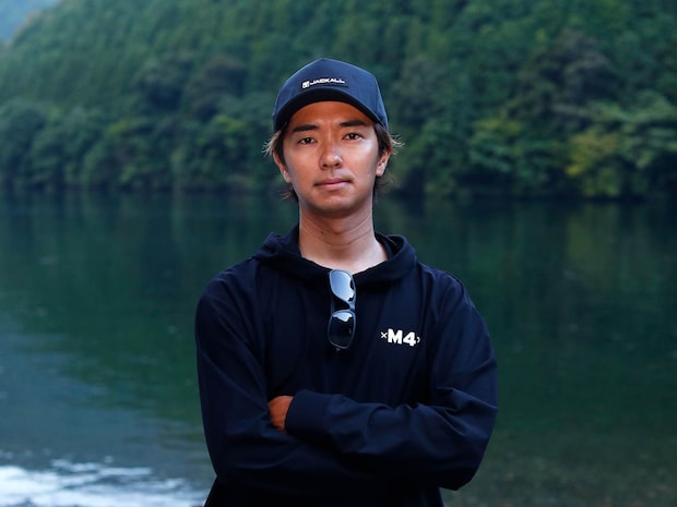 ヨコヨコマスター・加木屋守。近年は「ドリフトクロー」や「スリックベイト」など横方向に動く〝ヨコヨコ系ルアー〟を開発。メディアやSNSで魅力的な釣りを発信し、マーモの愛称で人気を集めている。そんなマーモのフィッシングパターンは、〝ヨコヨコ系ルアー〟とカエルワーム「クローンフロッグ」の〝チョウチンアプローチ〟だ。 ©釣りビジョン