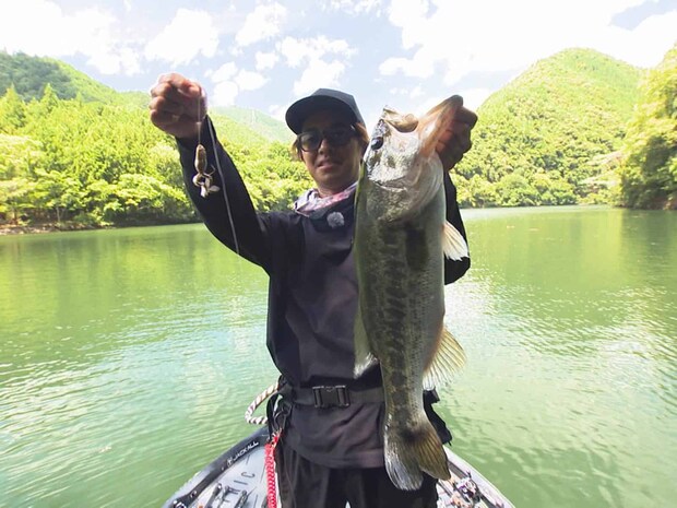 日が昇り切った午後からハマったクローンフロッグ。通常のムシ系ルアーにスレてしまったデカバスに有効だそうだ。 ©釣りビジョン