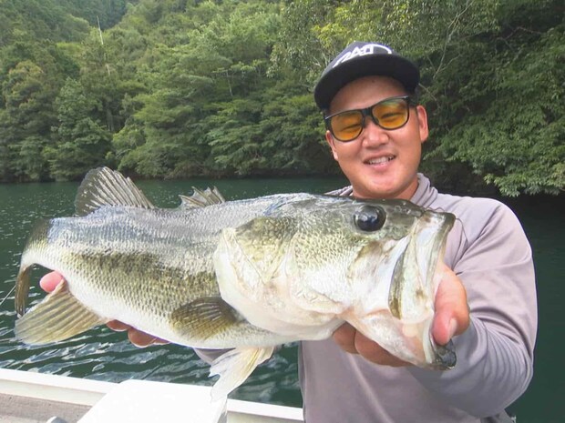 フィッシングパターンは、サイトとブラインド。スタートはアジャストレートの水面ワッキーでこのサイズを3連発させた。 &copy;釣りビジョン