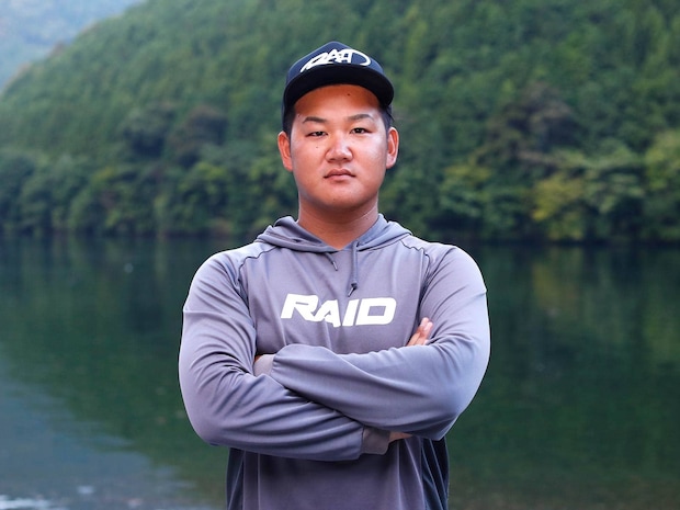 新たなる怪物・梶原智寛。JB TOP50に昇格後、僅か2年でA.O.Y.を獲得。フィネスからパワーフィッシング、オカッパリやボート、様々なスタイルを得意とし、弱点がない。現在、国内最強との呼び声が高いトーナメンターだ。 &copy;釣りビジョン