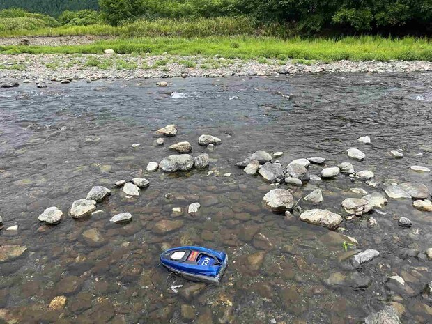 浅瀬やヘチの石は垢ぐされが進んでいた。 &copy;釣りビジョン