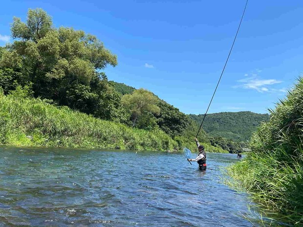 アニキと相方の向かった下流では良型鮎が連発していた！ &copy;釣りビジョン