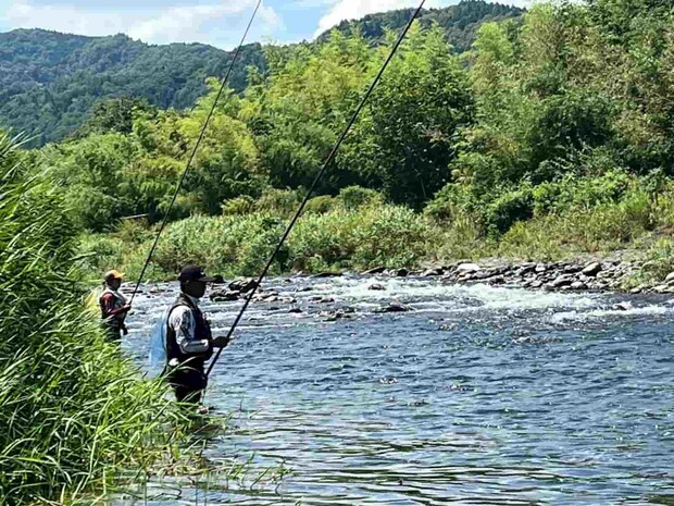 私もアニキと並び竿出し！貸切のポイントで鮎も良く掛かり皆でなんとも楽しい時間を過ごした！ &copy;釣りビジョン