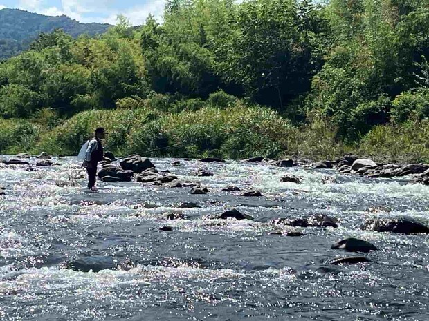 午後になれば鮎達は深場から瀬や浅瀬へ！下流に深場など補給限のあるポイントは要チェックである！この瀬ではアニキ怒涛の入れ掛かり～！ &copy;釣りビジョン