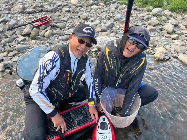 アニキと出会ったのはまだハナカンも通せず、引き抜きもできない頃、住む場所も遠いが今でもこうして年1度竿を並べる事ができることは幸せで楽しい時間だ！アニキ＆安曇鮎よ今年も素敵な夏をありがと～！ &copy;釣りビジョン