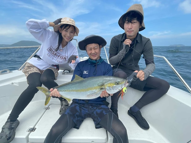 阪本智子さんと、「イレグイマーカー」の開発に携わった柴田漣也氏（右）と旭野欣也氏（中）。この日のヒットカラー〝チャートカラー〟にペイントしたら一発で大型ヒラマサがヒット！〝カラーの重要性〟が、推測から確信に変わった瞬間！&copy;釣りビジョン