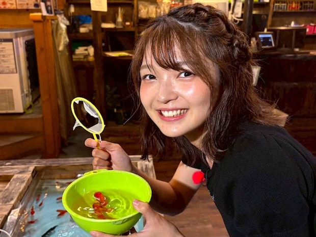 子供の頃からヤドカリやザリガニに触れてきたという福留光帆。久しぶりに触れる水辺の生き物たちに大はしゃぎ。 ©釣りビジョン