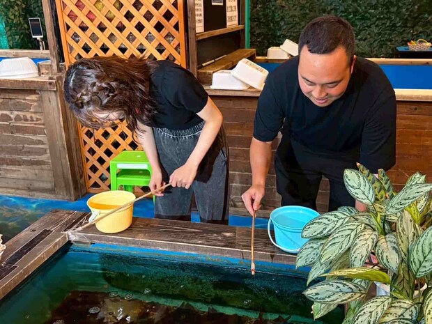 福留光帆のマネージャーも釣りに没頭中（笑）！？ ©釣りビジョン