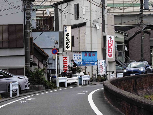 多摩川大師橋の土手沿いにある『かめだや』。 &copy;釣りビジョン