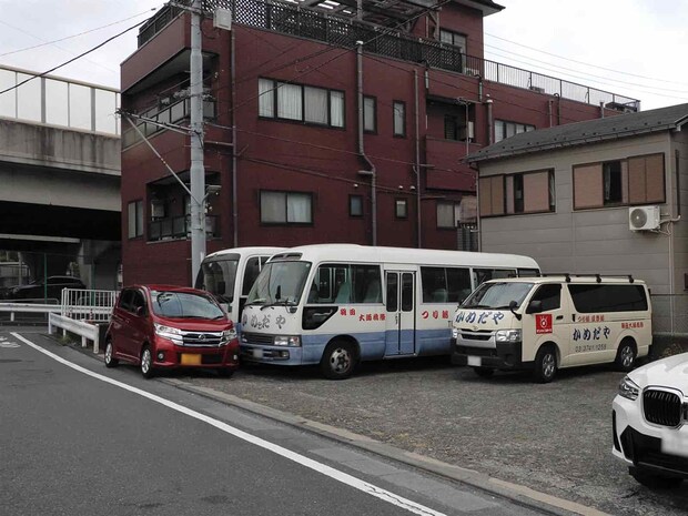 駐車場は宿の並びにある。 &copy;釣りビジョン