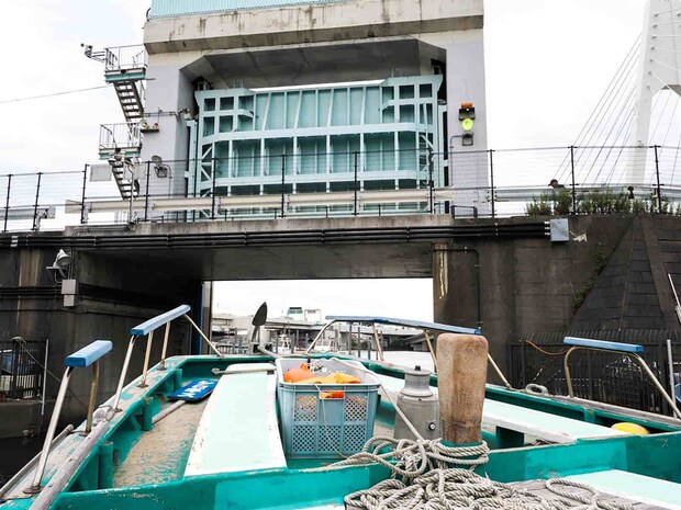 水門を潜り多摩川から東京湾へ。 &copy;釣りビジョン
