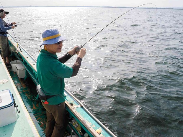 「またアタった」と嬉しそう。 &copy;釣りビジョン