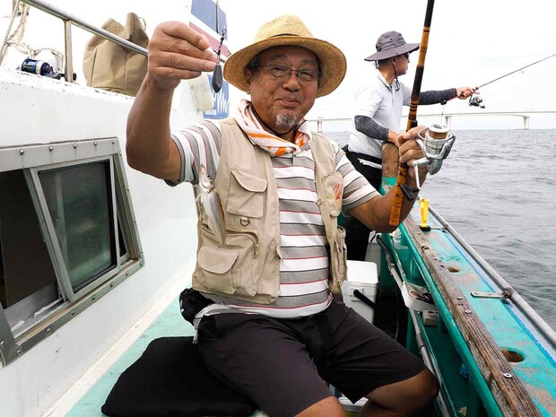 一投目からシロギスがヒット。 &copy;釣りビジョン