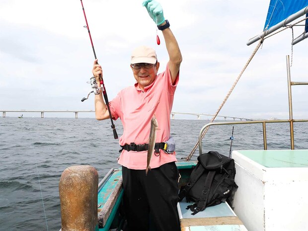 「強い引き」と思ったらエソが登場。 &copy;釣りビジョン