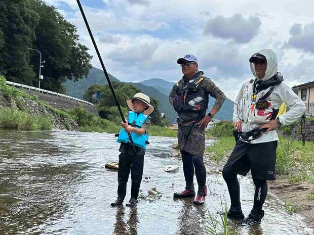 瀬田将太と息子の唯翔くん、そして将太の父・瀬田匡志。親子3代が日野川に立つ！小学1年生の唯翔くんにはもう既に〝鮎の音〟が聞こえている！？いつかこの3人で全国大会の舞台に立つ日を楽しみに未来へと紡ぐ鮎時間を楽しんでいる。©釣りビジョン