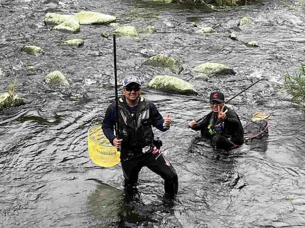 仲間と貸切で楽しい時間！2人は流石良く鮎を掛けていた！ &copy;釣りビジョン