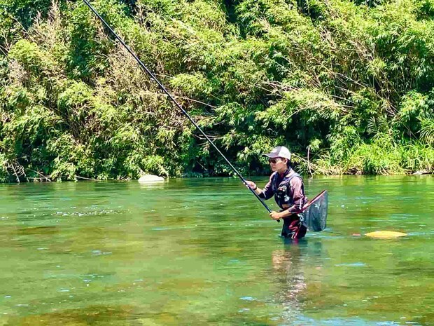 トロ場を丁寧に泳がせる！鮎釣り2年目とは思えぬ釣りっぷりだ！ &copy;釣りビジョン