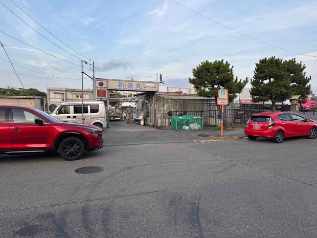 船宿前に一時停車して荷物を降ろす。 &copy;釣りビジョン