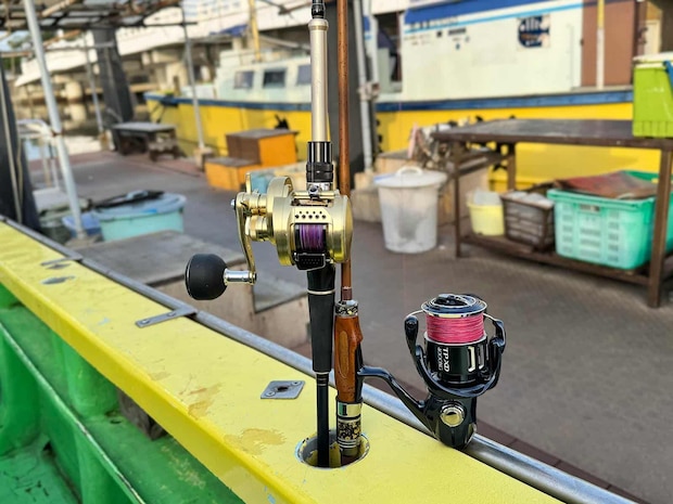 船縁に竿を挿すなどして釣座の確保。 &copy;釣りビジョン